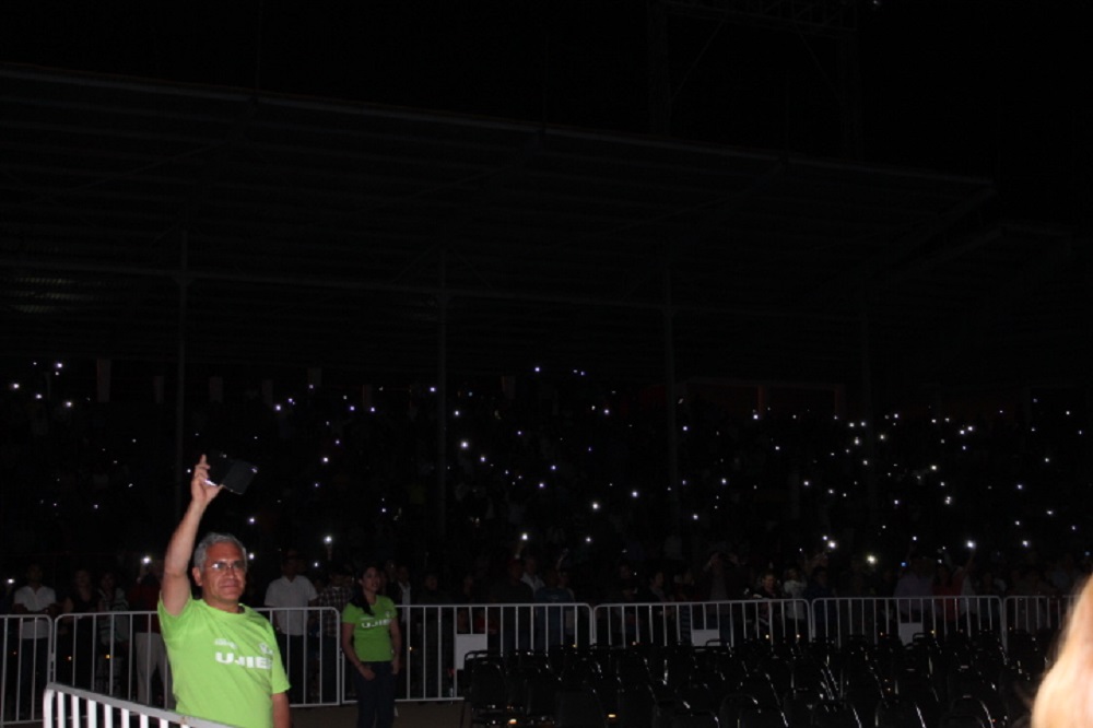 Iluminaron el estadio con sus celulares